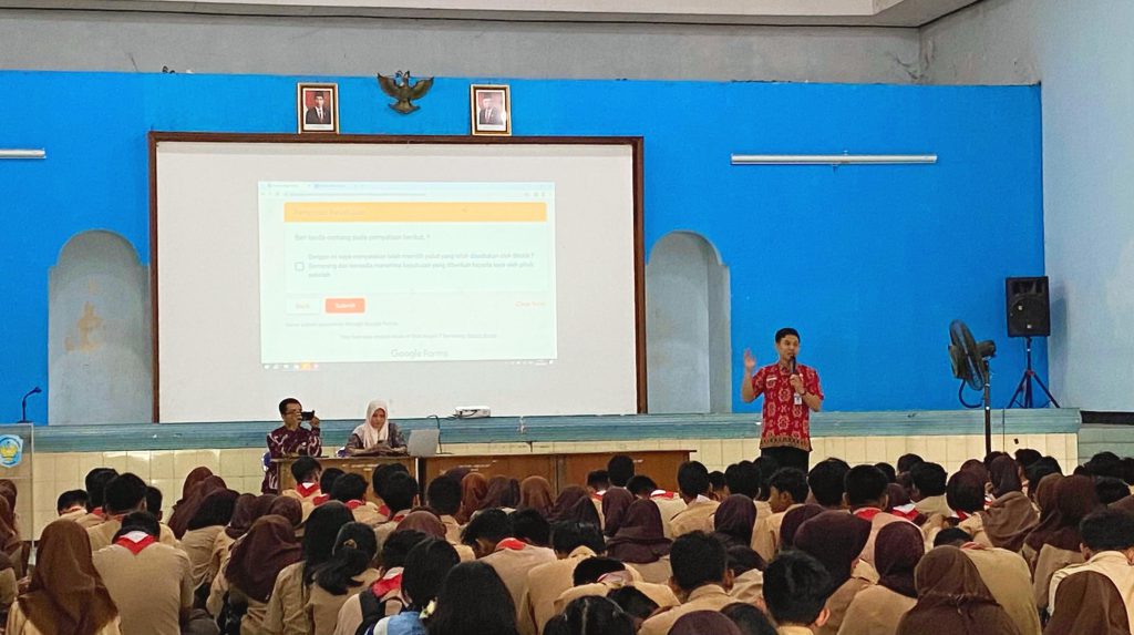 Siswa kelas X SMA Negeri 7 Semarang menyimak penjelasan mata pelajaran pilihan di fase F nantinya
