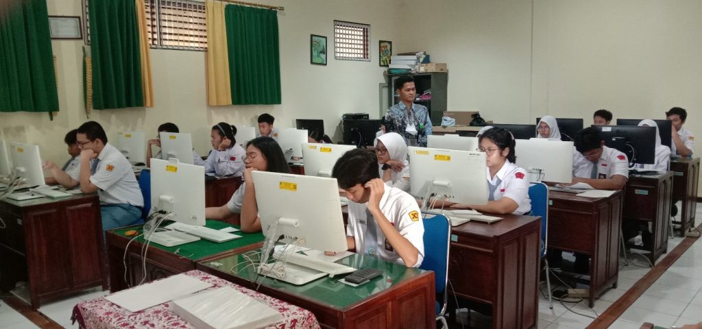 Siswa SMA Negeri 7 Semarang mengerjakan soal OSN-K dengan Pengawas dari luar