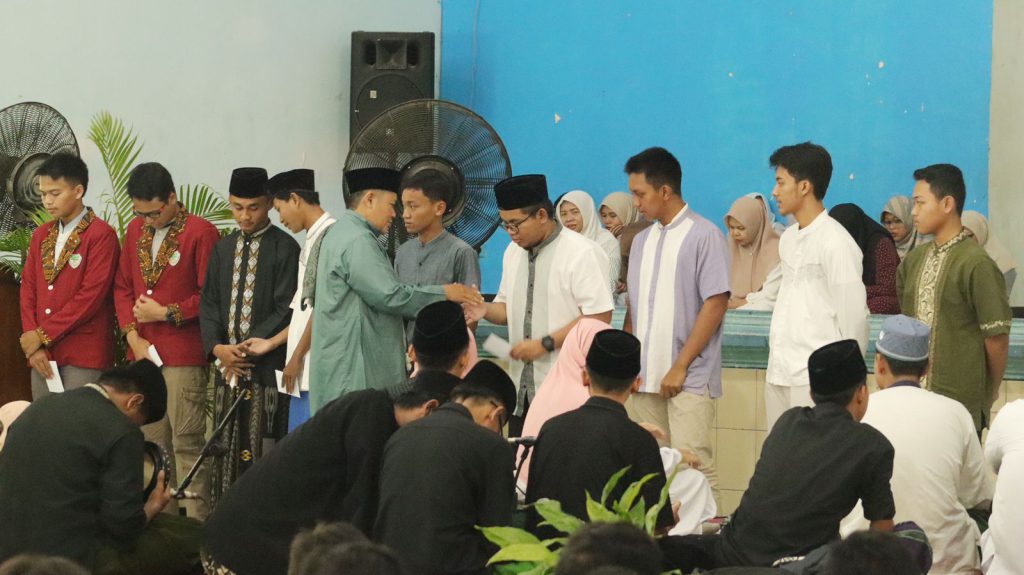 Penyerahan penghargaan untuk siswa yang berakhlak mulia di bulan ramadan