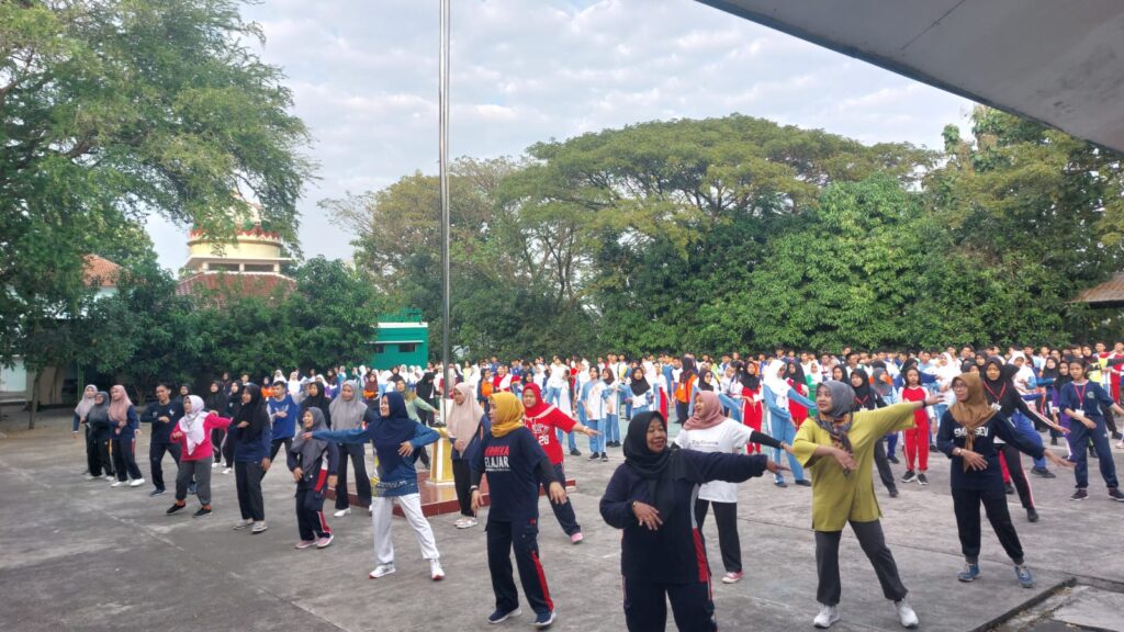 Siswa Kelas X, Guru, dan Karyawan SMA Negeri 7 Semarang mengikuti kegiatan senam pagi