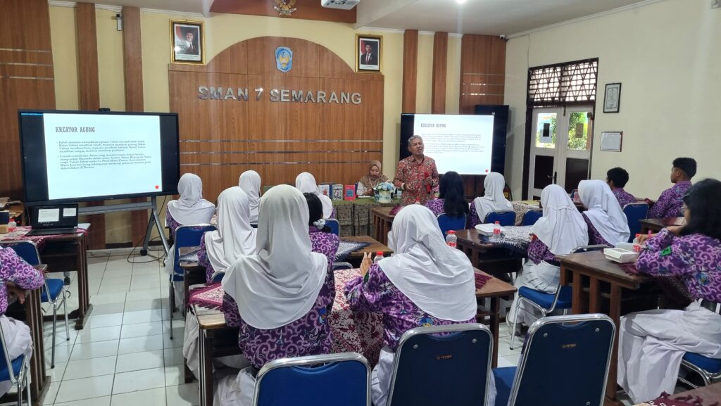 Penguatan Literasi Melalui Belajar Sastra, Tumbuhkan Minat Menulis Karya Ilmiah di SMA Negeri 7 Semarang